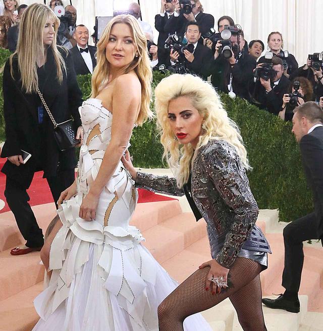 画像: レッドカーペット上でばったり会ったレディー・ガガとケイト・ハドソン。