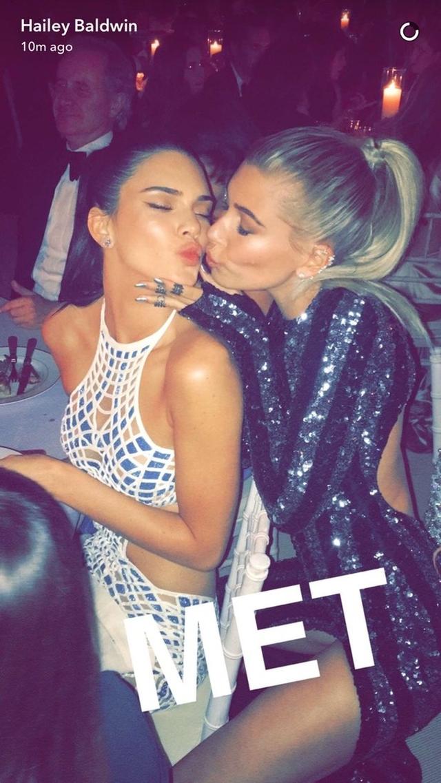 画像: ヘイリー・ボールドウィンがケンダル・ジェンナーとともに仲良しショットをアップ。 Hailey Baldwin