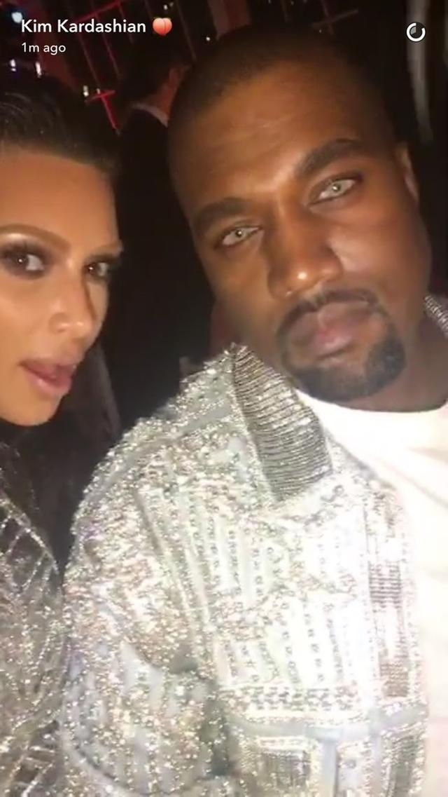 画像: キム・カーダシアンが夫のカニエ・ウェストとのセルフィをスナップチャットに投稿。 Kim Kardashian