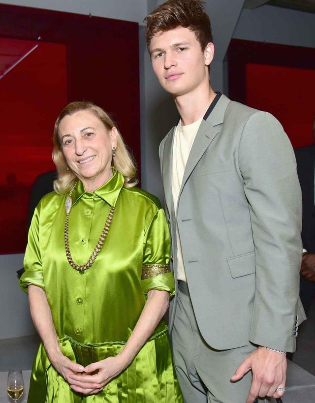 画像: 左からミウッチャ・プラダと俳優のアンセル・エルゴート。