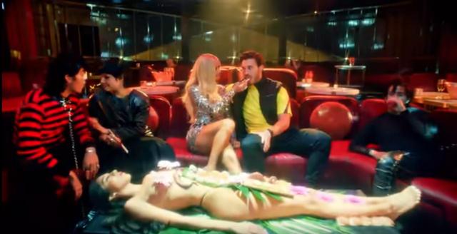 画像: パリス・ヒルトン、キム・カーダシアン出演の新曲MVで「女体盛り」