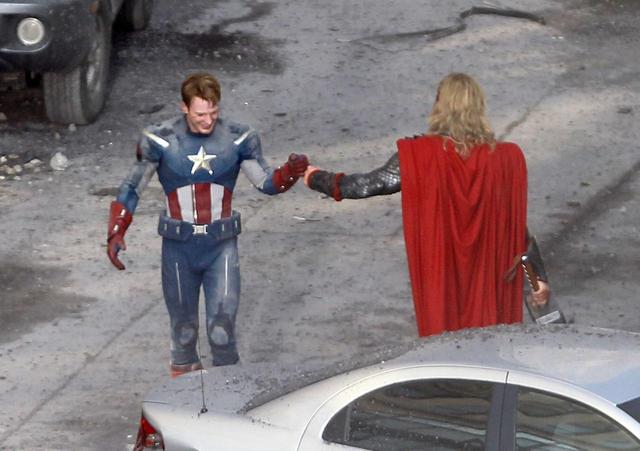 画像1: 『アベンジャーズ』クリス・ヘムズワースとクリス・エヴァンス、あることが原因で「隔離」される