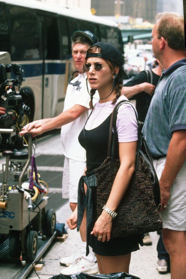 画像: 映画『ピクチャー・パーフェクト/彼女が彼に決めた理由』でのジェニファー。小物のサングラスまでそっくり。
