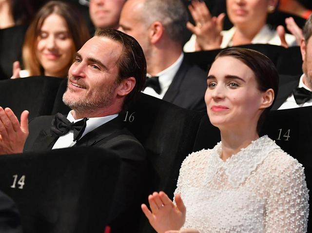画像1: ホアキン・フェニックスとルーニー・マーラが婚約か、左手薬指には大きなダイヤモンド