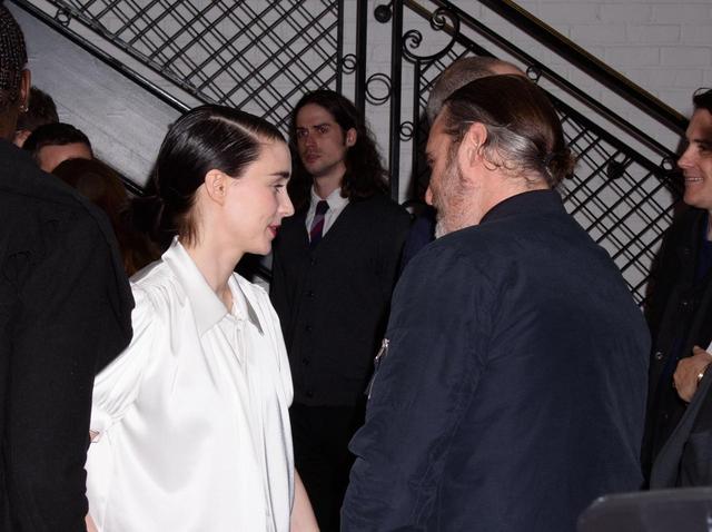 画像2: ホアキン・フェニックスとルーニー・マーラが婚約か、左手薬指には大きなダイヤモンド