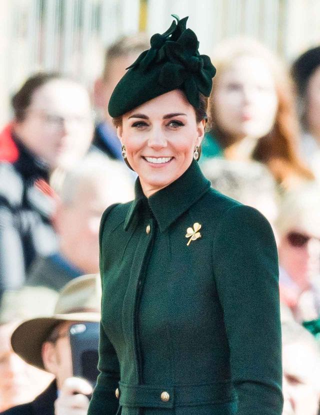 画像: アイルランドの祝日「聖パトリックの日(St. Patrick's Day)」には、アイルランドの国花であるシャムロックのブローチをつけていた。