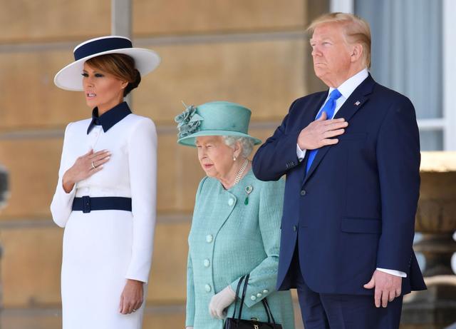 画像: バッキンガム宮殿でエリザベス女王らと面会するトランプ大統領。