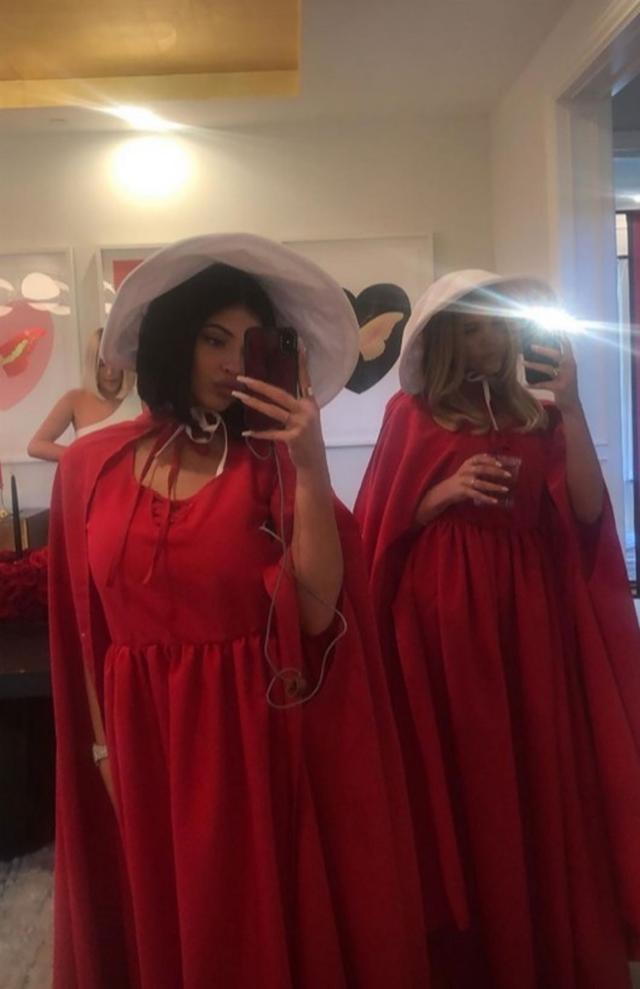 画像: “侍女”に扮したカイリーとソフィア。©Kylie Jenner/ Instagram