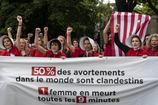 画像: フランス・パリでのデモにも侍女の衣装を身に着けたたくさんの女性たちが参加した。