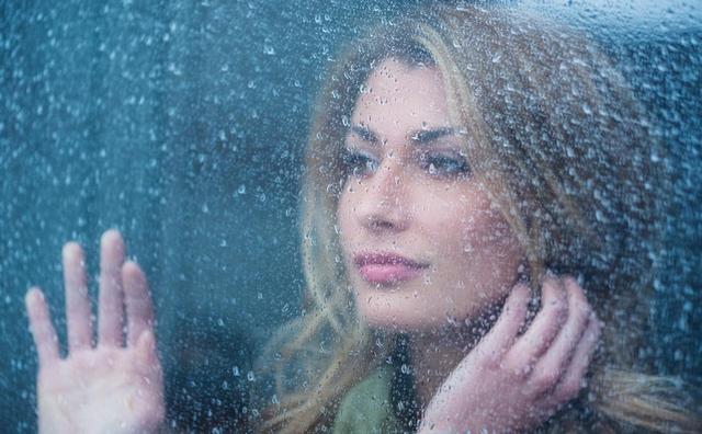 画像: 梅雨シーズンに「肌が崩れる」のを防ぐメイクの裏技3つ