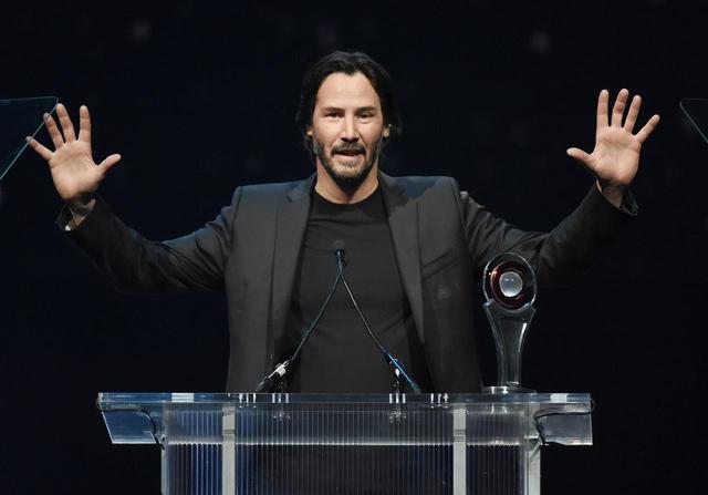 画像: キアヌ・リーブス、女性と写真を撮る時の「ある行動」に称賛の嵐