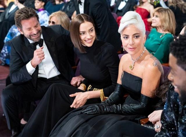 画像: 2月に開催されたアカデミー賞では3人仲良く並んで座っていたブラッドリー、イリーナ、ガガ。