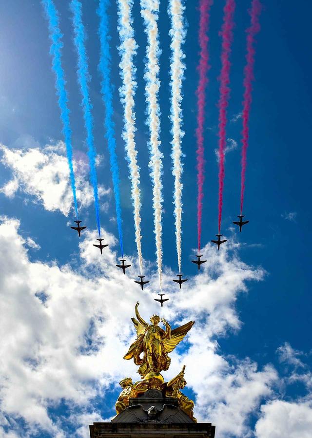 画像2: ジョージ王子、飛行機が好きすぎて「あるもの」を奪う