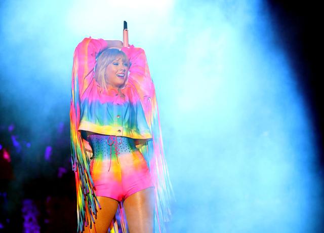 画像: プライド月間初日に行なわれた米カリフォルニアの音楽イベント「Wango Tango(ワンゴ・タンゴ)ではLGBTQ+のシンボルであるレインボーカラーの衣装を身に着けてパフォーマンス。