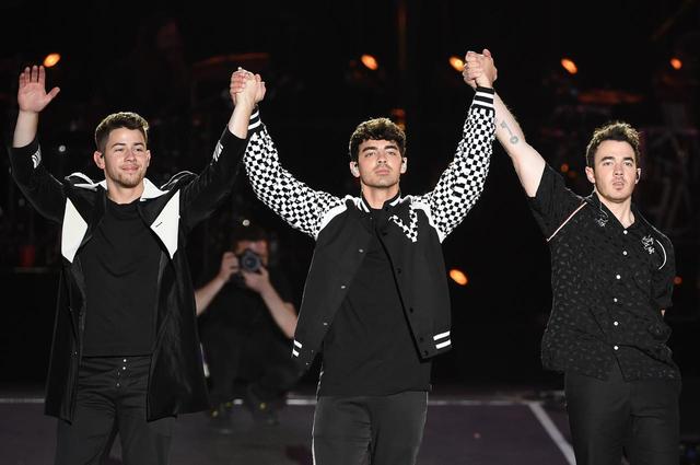 画像: ジョナス・ブラザーズ、再結成のサプライズを台無しにしかけた人物とは?
