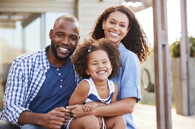 画像: 「くつろぐ夫の隣で妻は掃除」はNG!イギリスが『性別ごとの役割』を含む広告の制作・放送を禁止