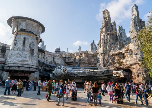 画像: カリフォルニア州に先行オープンした「スターウォーズ:ギャラクシーズ・エッジ」の内部。