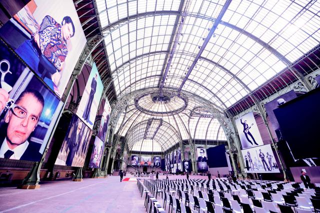 画像3: 「葬式嫌い」の故カール・ラガーフェルドに捧げた追悼イベントが至極美しい
