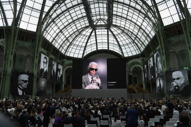 画像1: 「葬式嫌い」の故カール・ラガーフェルドに捧げた追悼イベントが至極美しい