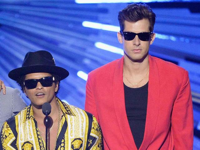 画像: マーク・ロンソンの「アップタウン・ファンク feat. ブルーノ・マーズ」は、14週連続全米1位を獲得するなど、2015年最大のヒットソング。