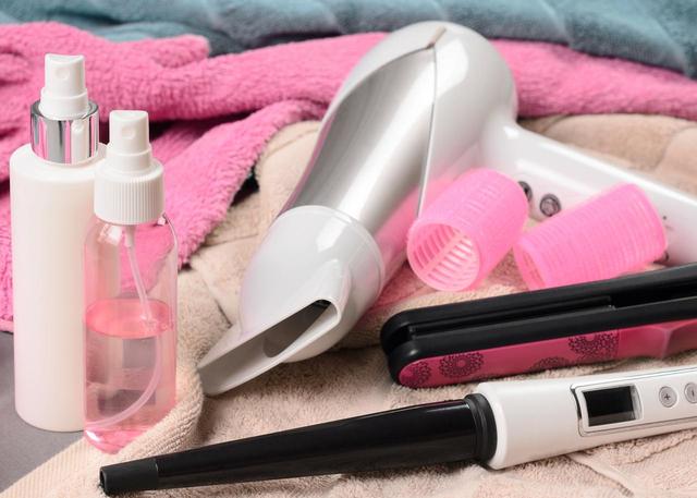 画像: 2.熱を与える前に、髪に保護剤をつける。