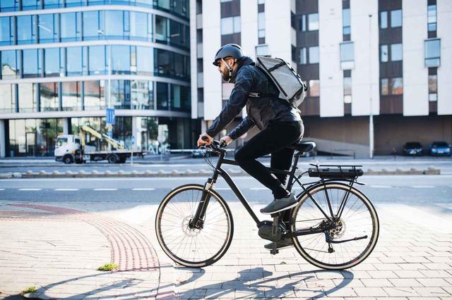 画像1: 「歩きスマホ」で道に飛び出した歩行者ひいた自転車が裁判で負ける、しかしその後...