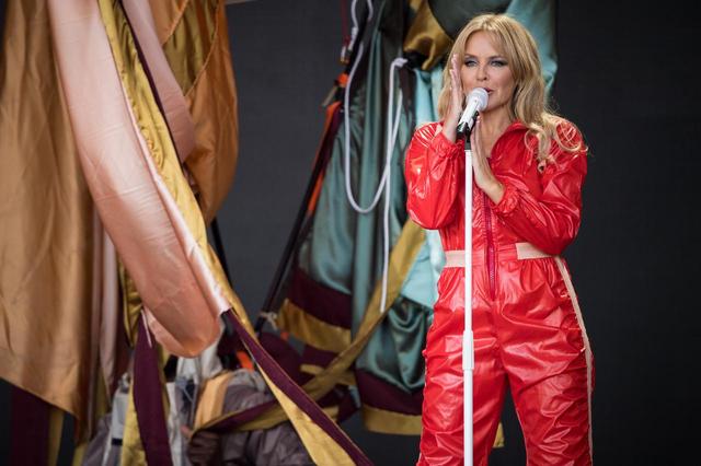 画像: カイリー・ミノーグ、乳がんから復活