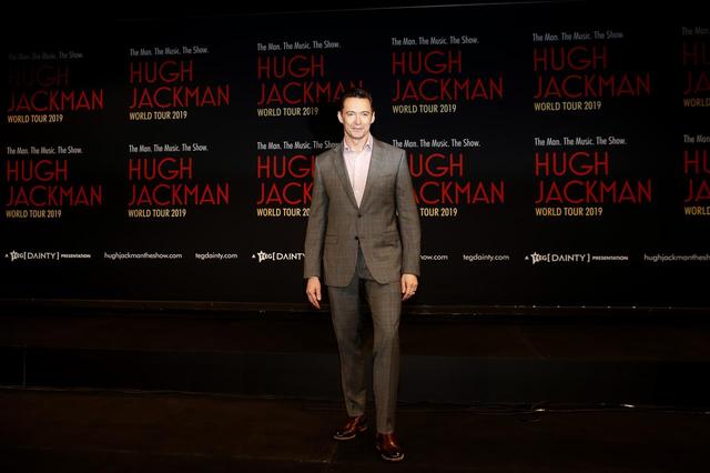 画像: ヒュー・ジャックマン、自身のライブ中にファンのプロポーズを助ける