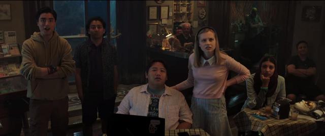 画像: YouTube/Sony Pictures Entertainment 一番右にいるのがザック。