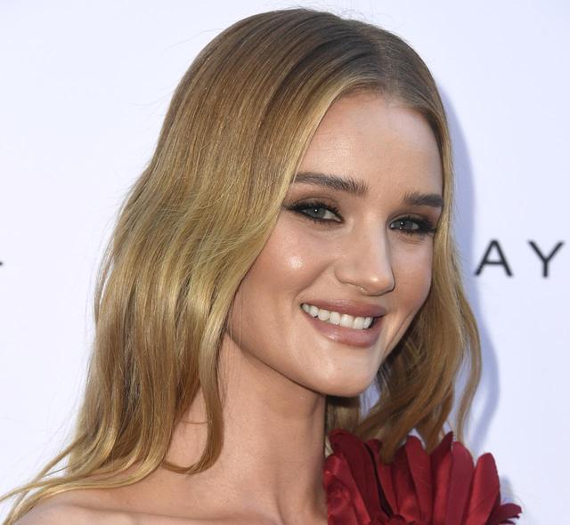 画像: 人気モデルのロージー・ハンティントン・ホワイトリー、ベージュの「モノクロ・メイク」