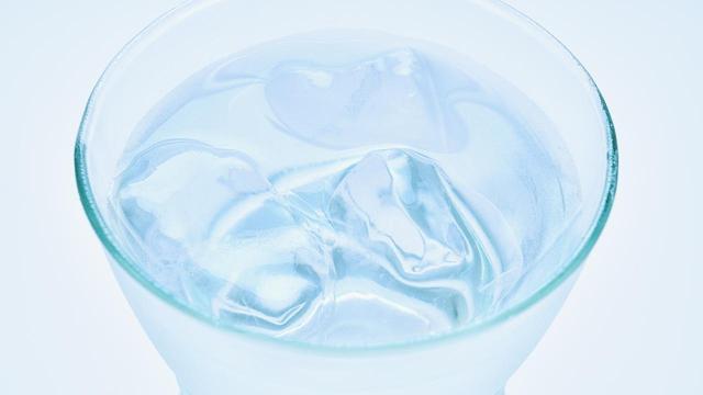 画像: 冷たい氷水でむくみオフ