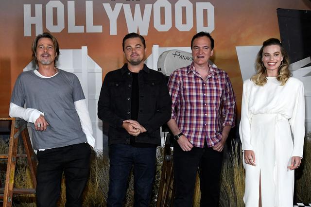 画像: 左から:ブラッド・ピット、レオナルド・ディカプリオ、クエンティン・タランティーノ監督、マーゴット・ロビー。