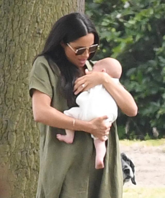 画像2: メーガン妃、長男アーチーの「抱き方」が原因でマミー・シェイミングの餌食に