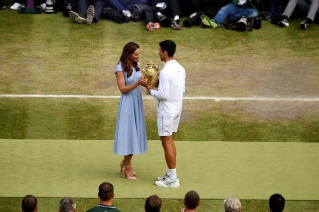 画像: 勝利したジョコビッチ選手に優勝カップを手渡すキャサリン妃。