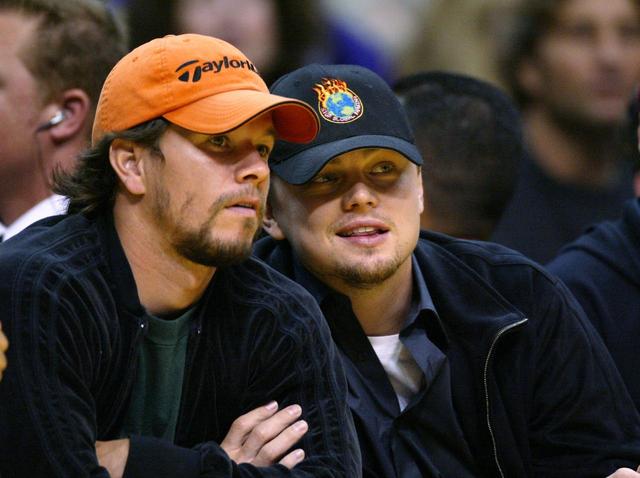 画像: 2004年にNBAの試合を一緒に観戦するマークとレオナルド。