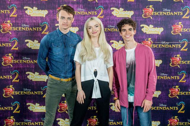 画像: 左から、テレビ映画『ディセンダント』で共演したトーマス・ドハーティ、ダヴ・キャメロン、キャメロン・ボイス