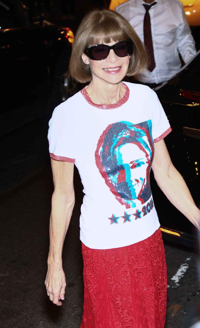 画像: 過去にはヒラリー・クリントンのTシャツを着用