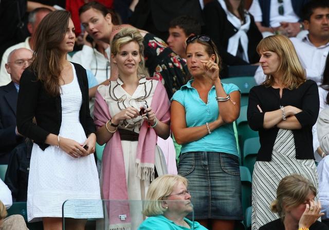 画像: 2008年、ソフィーを含む女友達ともにウィンブルドン選手権を観戦するキャサリン妃。