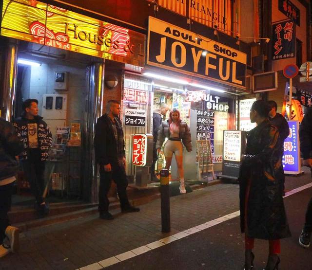 画像: 夫婦仲良く“オトナの店”を物色