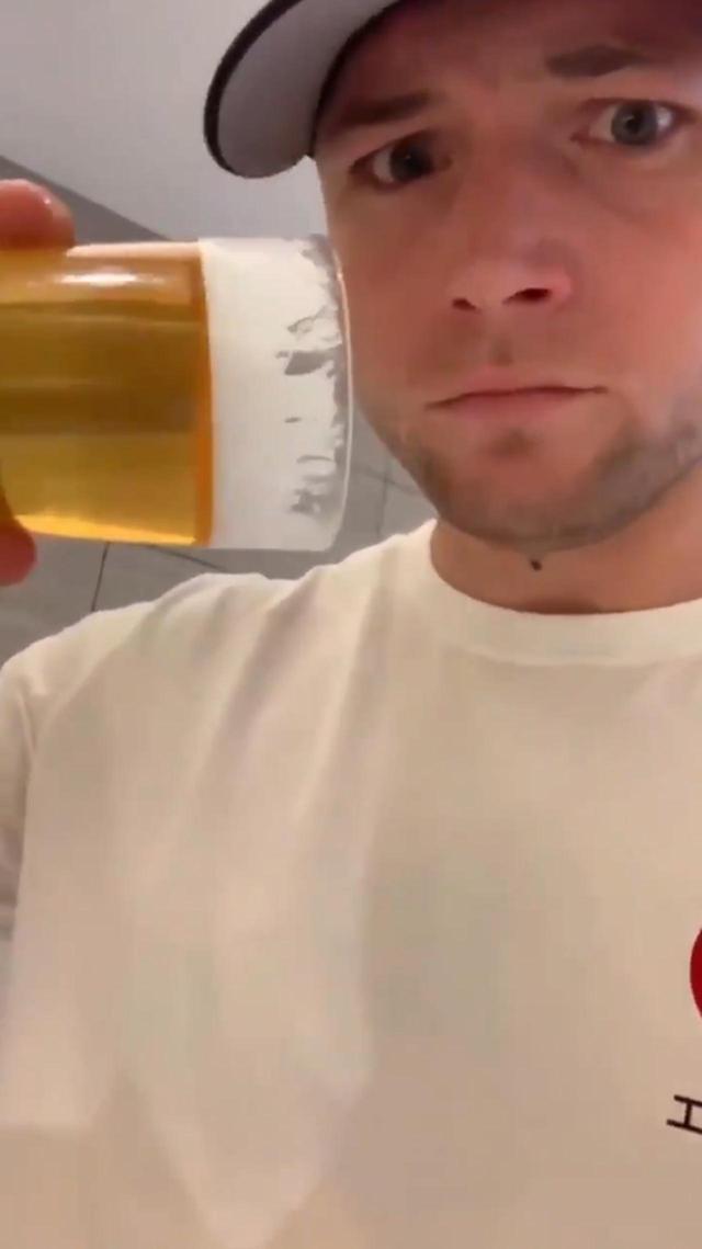 画像: 傾けてもこぼれないビールに“キョトン顔”のタロン。 ©taron.egerton/Instagram