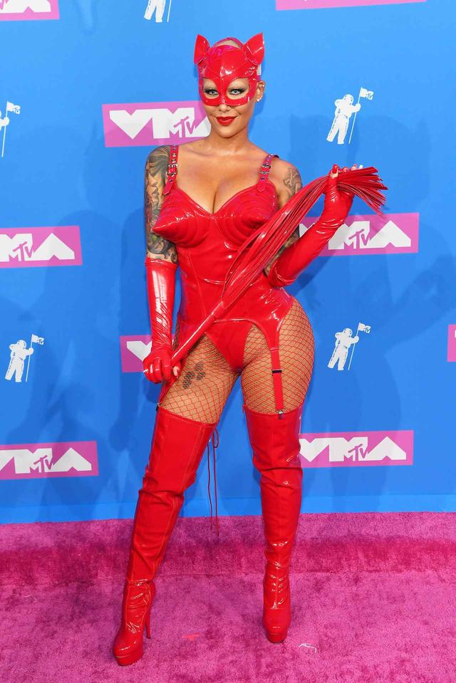 画像7: MTV VMAの歴史に残るセクシーすぎる衣装は目のやり場に困るものだらけ