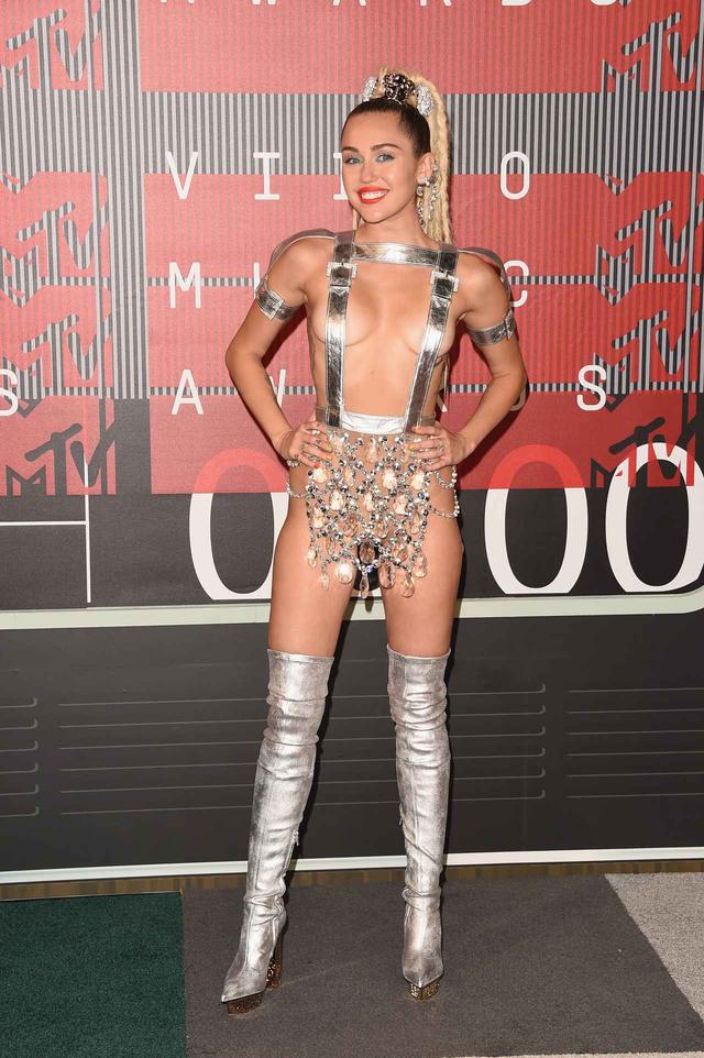 画像5: MTV VMAの歴史に残るセクシーすぎる衣装は目のやり場に困るものだらけ