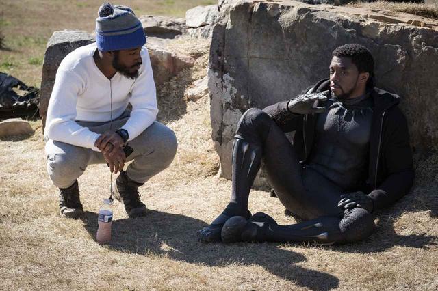 画像: ライアン監督とチャドウィック。 MARVEL STUDIOS/WALT DISNEY PICTURES / Album/Newscom