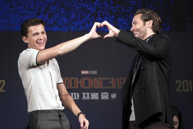 画像: 『スパイダーマン:ファー・フロム・ホーム』で共演したジェイク・ジレンホールとの2ショット。