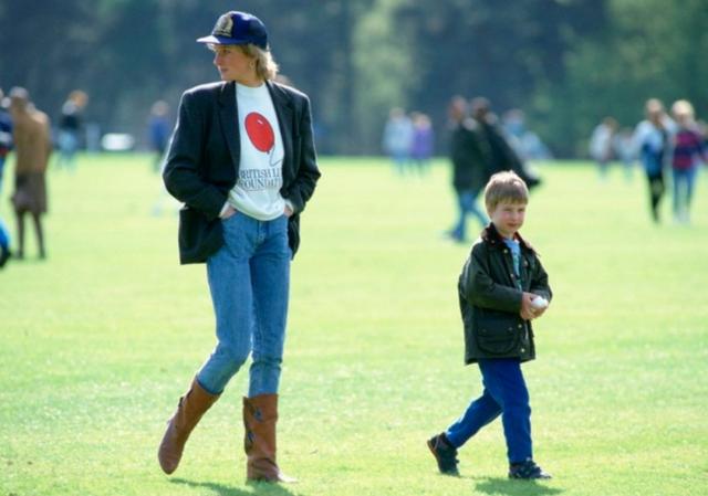 画像3: ダイアナ妃のアイコニックな私服を再現