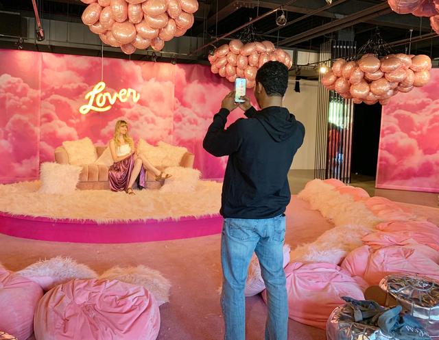 画像1: アルバム『ラヴァー』の世界観に浸れる店内