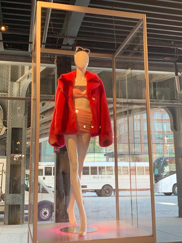 画像3: アルバム『ラヴァー』の世界観に浸れる店内