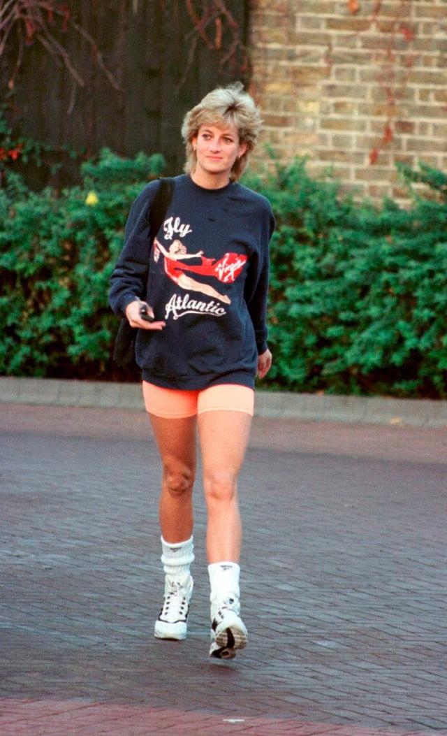 画像1: ダイアナ妃のアイコニックな私服を再現