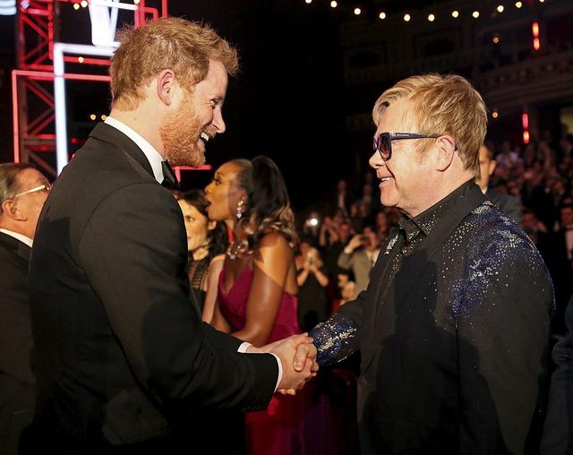 画像: 2015年に撮影されたヘンリー王子とシンガーのエルトン・ジョンのツーショット。エルトンはヘンリー王子の母である故ダイアナ妃とは親友だった。