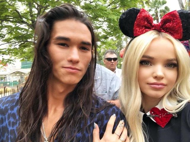 画像: ディズニーランドでブーブーの腕に手をまわすダヴ。©Dove Cameron
